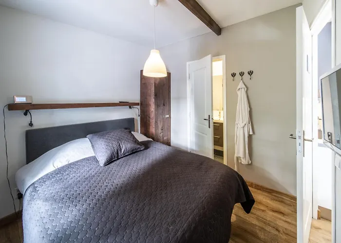 Hush Bed & Breakfast 3*